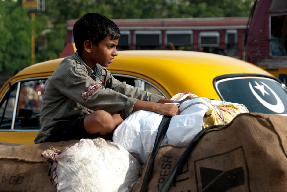 Un enfant sur le toit d'une voiture à Calcutta - © Damien Roué