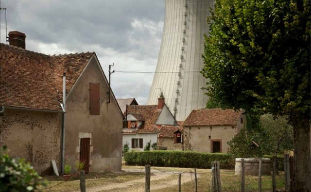 remier plan : le hameaux Les Guérets. Arrière plan : tours de refroidissement de la centrale de Dampierre-en-Burly / Micha Patault