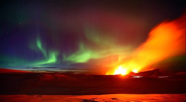 Northern Lights over erupting Icelandic volcano | Mail Online