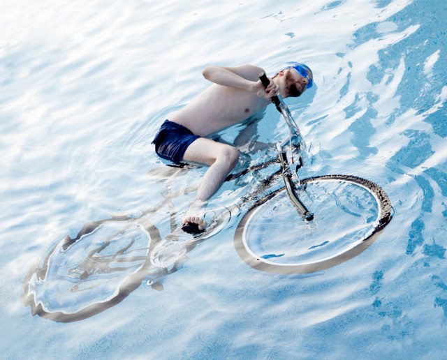En Californie, il est interdit de faire du vélo dans une piscine