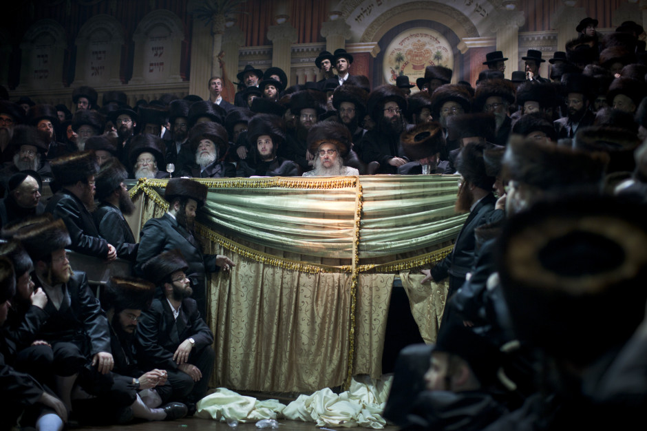 Des juifs ultra orthodoxes réunis pour un mariage juif traditionnel à Petah Tikva près de Tel Aviv, Israel - © AP Photo - Oded Balilty