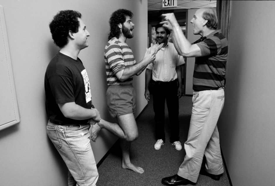 Steve Ballmer discutant avec un groupe de développeurs Microsoft - © Doug Menuez