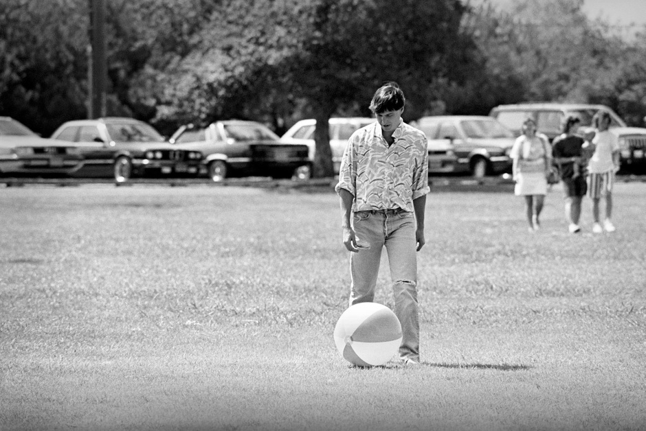 Steve Jobs jouant au ballon - © Doug Menuez