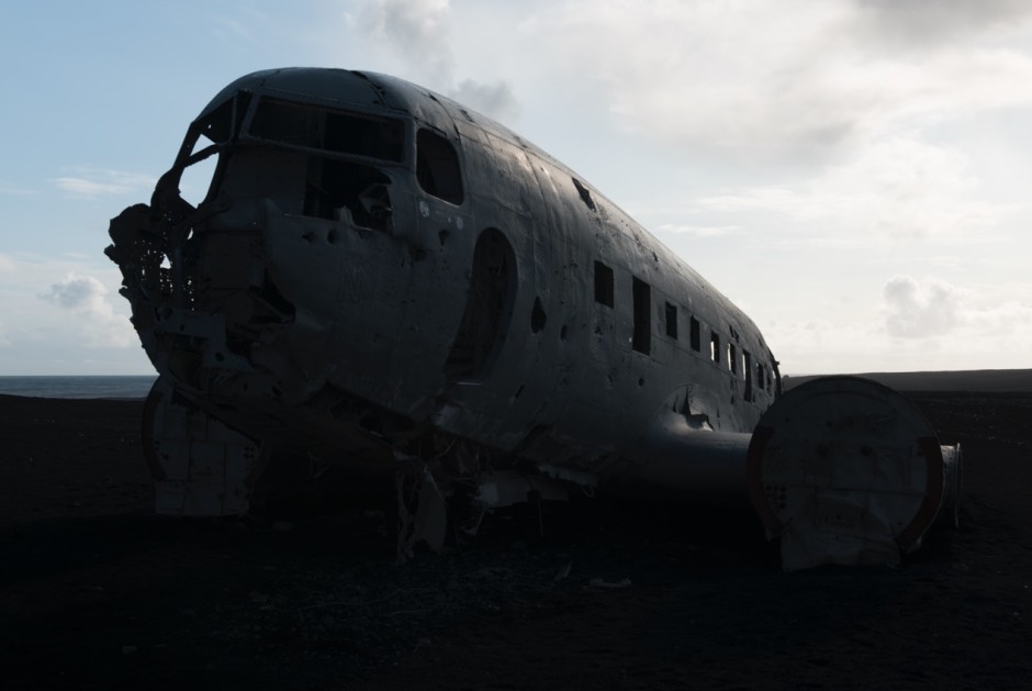 Cette carcasse d'avion photographiée à contre jour paraît ratée