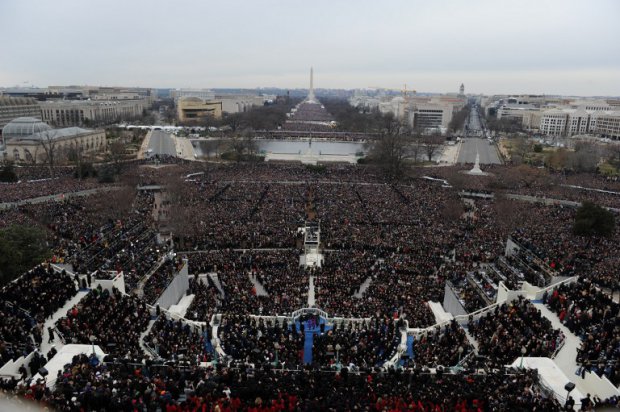 La prestation de serment du président Barack Obama à Washington, photographiée à l'aide d'un appareil télécommandé placé sur le toit du Capitole, le 21 janvier 2013 (AFP / Saul Loeb)