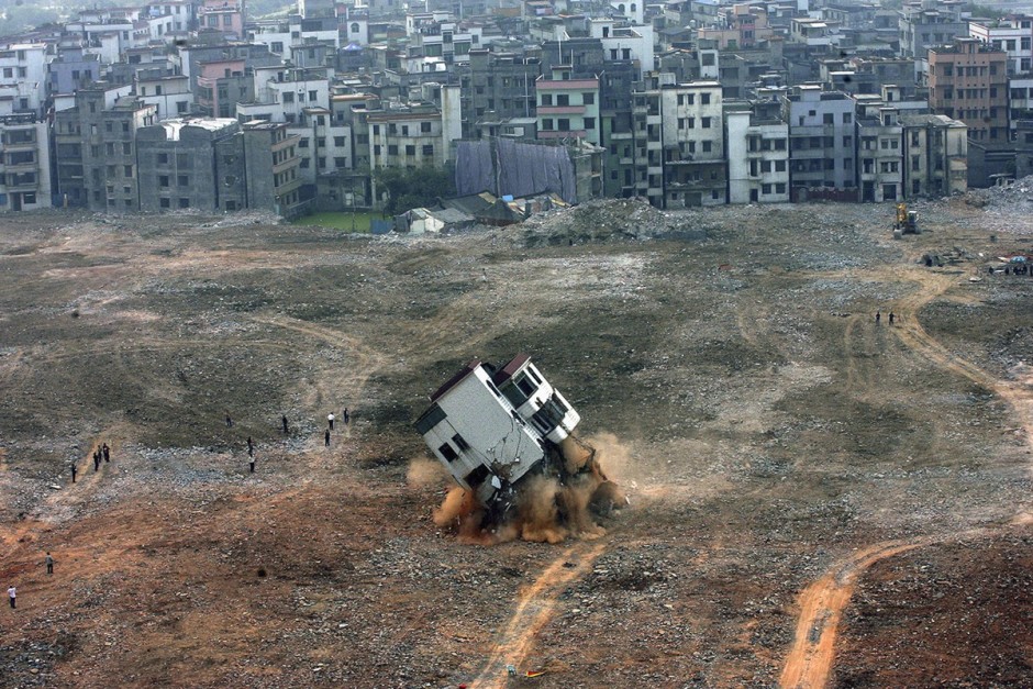 © Joe Tan/Reuters - Après avoir perdu un procès, le propriétaire de cette maison voit sa maison être démolie pour laisser place à un projet immobilier