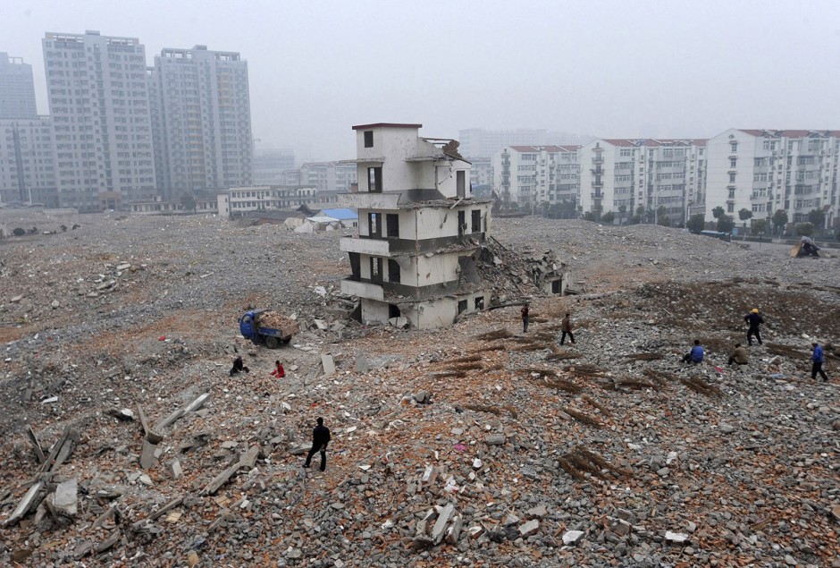 © Reuters - une maison à moitié démolie