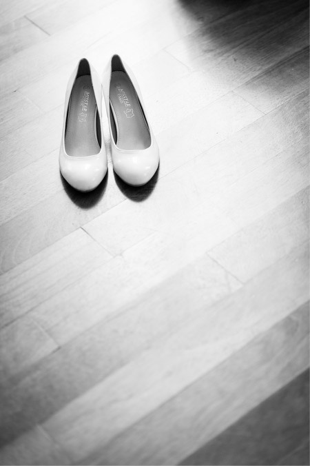 Lors des préparatifs d’un mariage, je fais toujours une photo des chaussures de la mariée. J’ai voulu conserver la simplicité de ces ballerines dans la composition, et j’ai choisi d’utiliser leur propre ombre et le reflet de la lumière sur le parquet pour donner de la matière à la photo. 