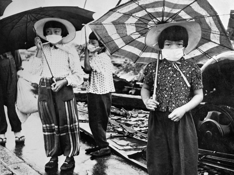 En 1948, des enfants portant des masquent pour se protéger des irradiations - © AFP/STF