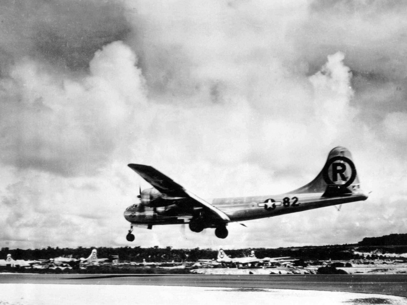 L'avion Enola Gay qui atterit sur la base militaire après le bombardement du 6 août 1945 - © AP/SIPA
