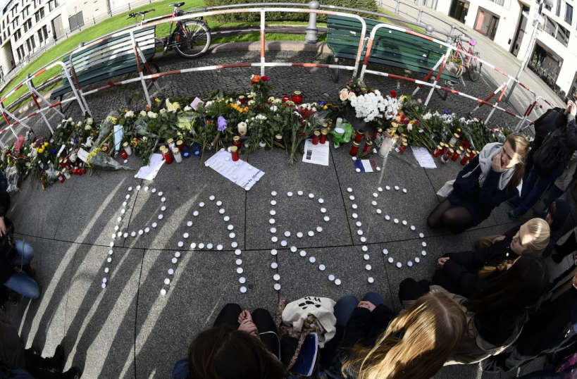 "Paris" devant l'ambassade de France à Berlin - © AFP / Tobias Schwarz