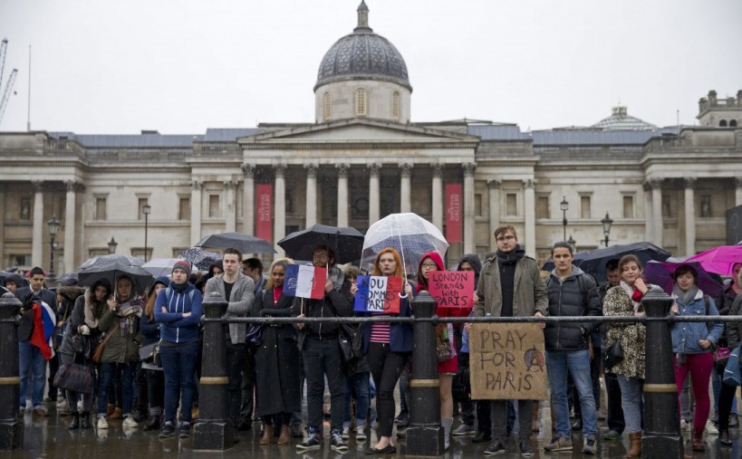 Des bannières "Nous Sommes Paris" et "Pray for Paris" devant la National Gallery à Trafalgar Square, Londres - © AFP / Justin Tallis