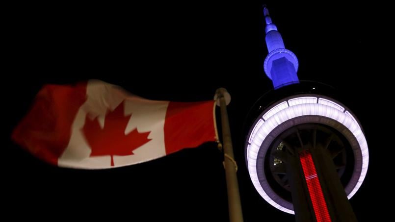 La CN Tower de Toronto revêtant les couleurs de la France - © REUTERS / Chris Helgren