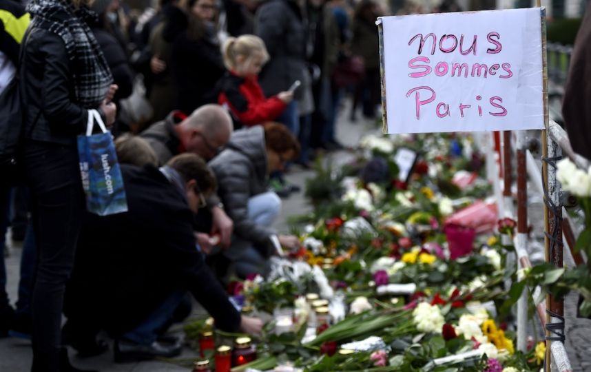 A berlin, devant l'ambassade de France, des fleurs sont déposées en hommage aux victimes - © AFP / Tobias Schwarz