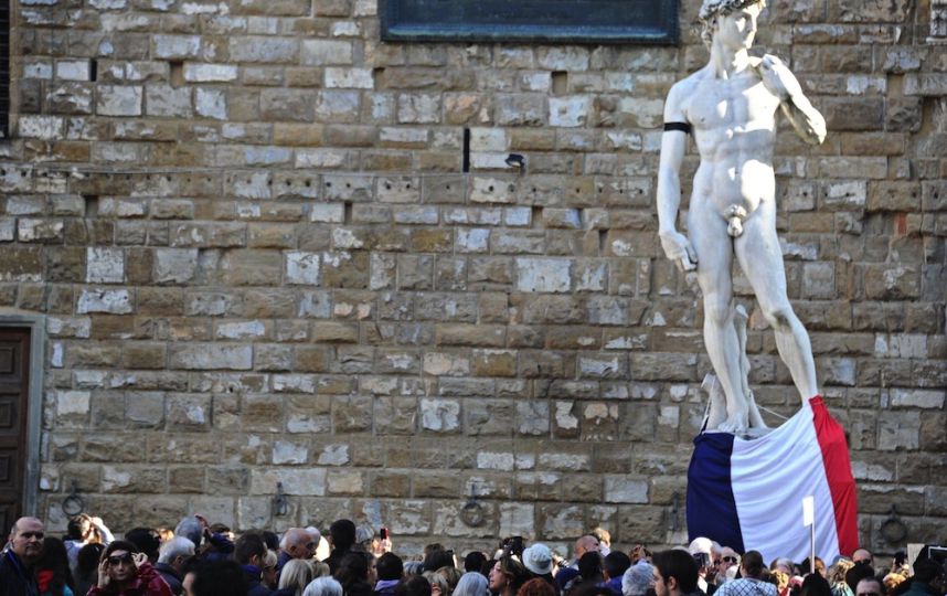 A Florence, la statue de David sculptée par Michelangelo a revêtu un brassard noir et un drapeau français - © AFP