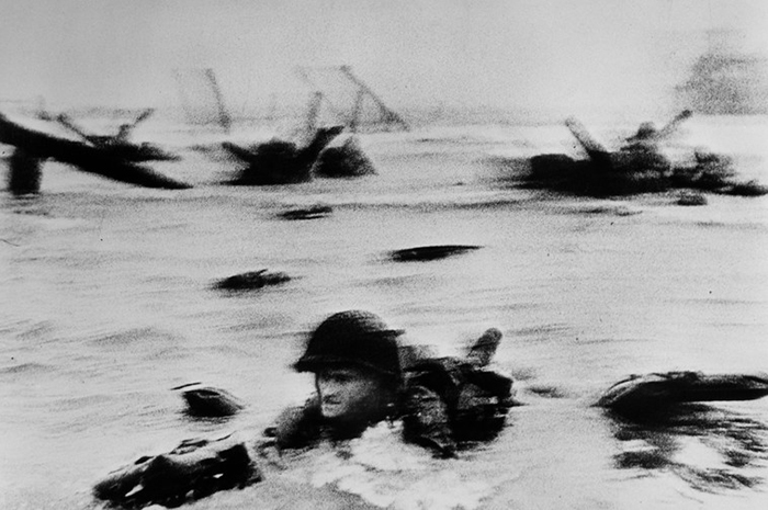 La première vague de troupes américaine débarque. Omaha Beach, Normandie, 6 juin 1944. © Robert Capa - International Center of Photography/Magnum Photos