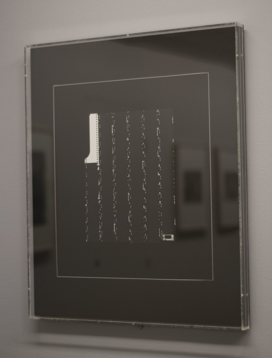 "Fin des vérifications", 1972, Ugo Mulas, et les reflets de ses autres photographies exposées à la Fondation Cartier-Bresson. Crédits : Megane De Amorim