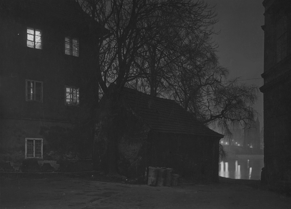 Prague pendant la nuit vers 1950 Crédits : Josef Sudek