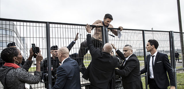 Xavier Broseta, DRH d'Air France, est évacué par la police. Crédits: Jean-Luc Luyssen/REA
