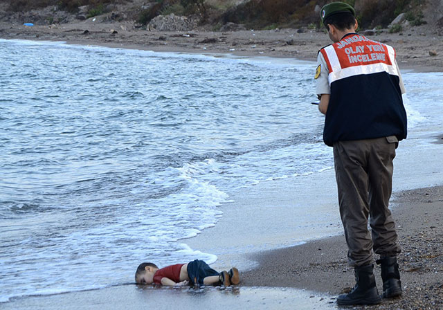 Aylan, petit garçon mort sur la route vers l'Europe, devenu le symbole de la crise migratoire. Crédits: Nilufer Demir/AFP