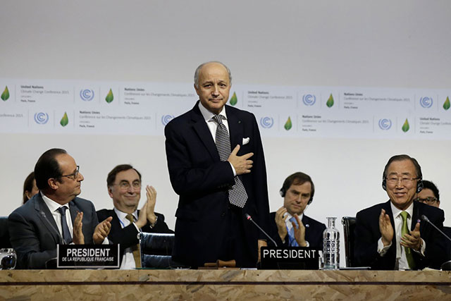 Laurent Fabius, ministre des Affaires Etrangères et président de la COP21, salue la réussite des négociations pour le climat. Crédits: Philippe Wojazer/Reuters