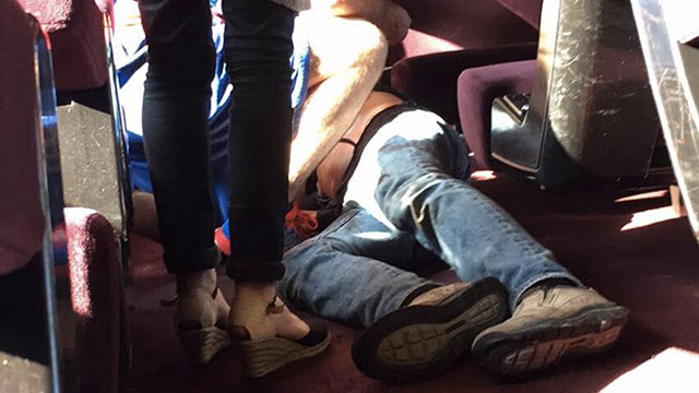 Un blessé est allongé sur le sol du train Thalys, le 21 août 2015, dans le Pas-de-Calais. Crédits: Christina Catherine Coons/AFP