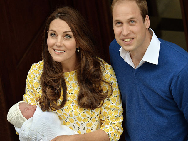 Le prince William, Kate Middleton et la princesse Charlotte à la sortie de la maternité de l'hôpital St. Mary de Londres. Crédits: J.Stillwell/Pool/REUTERS