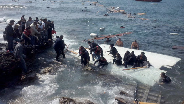 Migrants clandestins en difficulté sur les côtes de l'île de Rhodes (Grèce), le 20 avril 2015 Crédits: ATHENS NEWS AGENCY/ANADOLU AGENCY/AFP