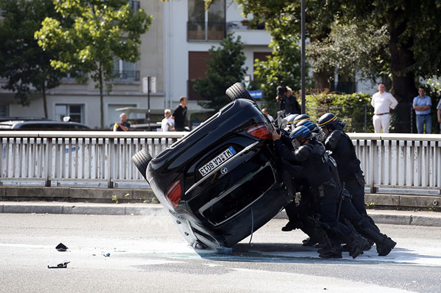 La police redresse un véhicule Uber, à Paris. Crédits: Arnaud Journois/Le Parisien/Maxppp