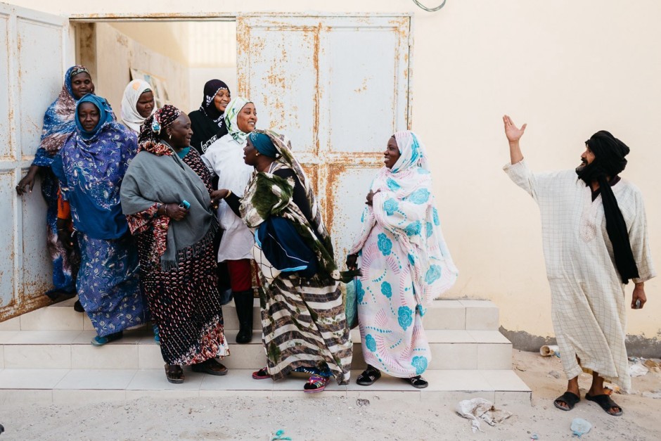 Des femmes travaillant dans l’industrie de la pêche en Mauritanie, février 2015. Pierre Morel pour Pelerin Magazine