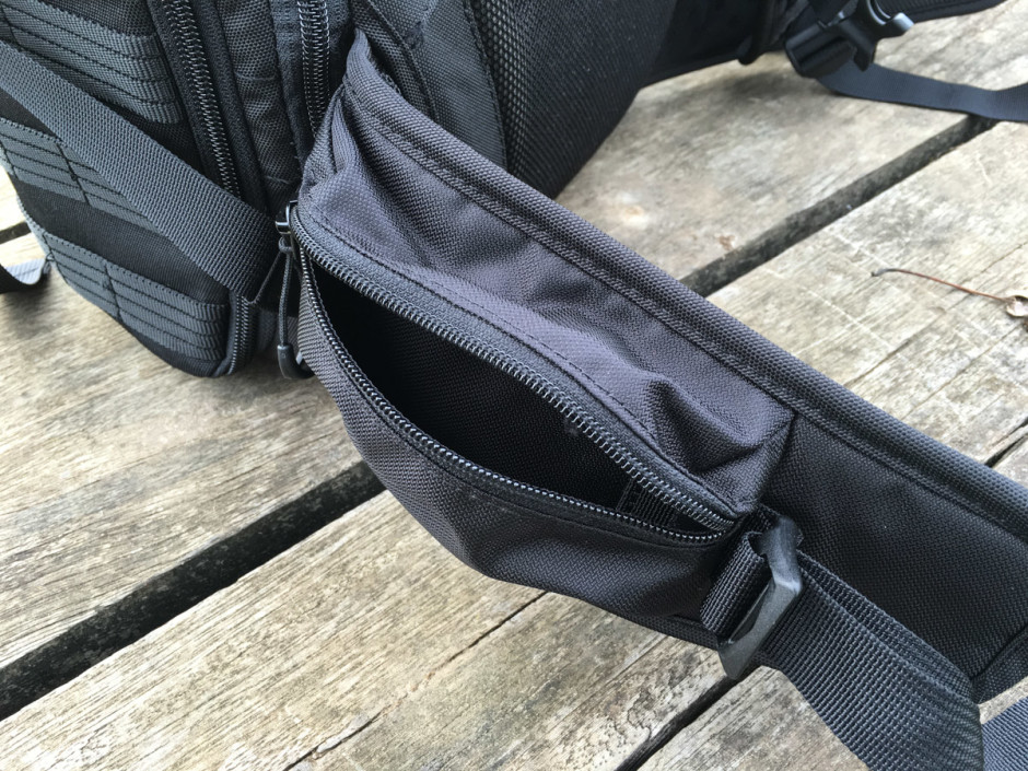 Une poche de chaque côté de la ceinture