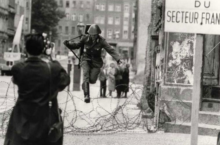 Photos Marquantes Du Mur De Berlin De Sa Construction A Sa Destruction