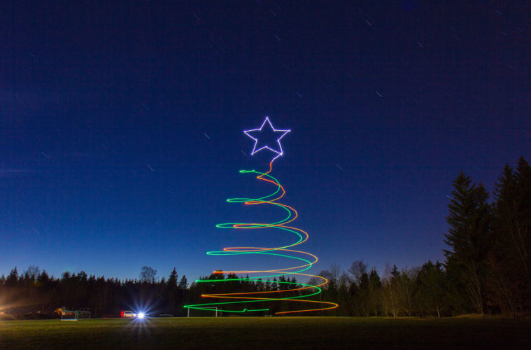 Lightpainting De Noel Un Drone Dessine Le Pere Noel Dans La Nuit