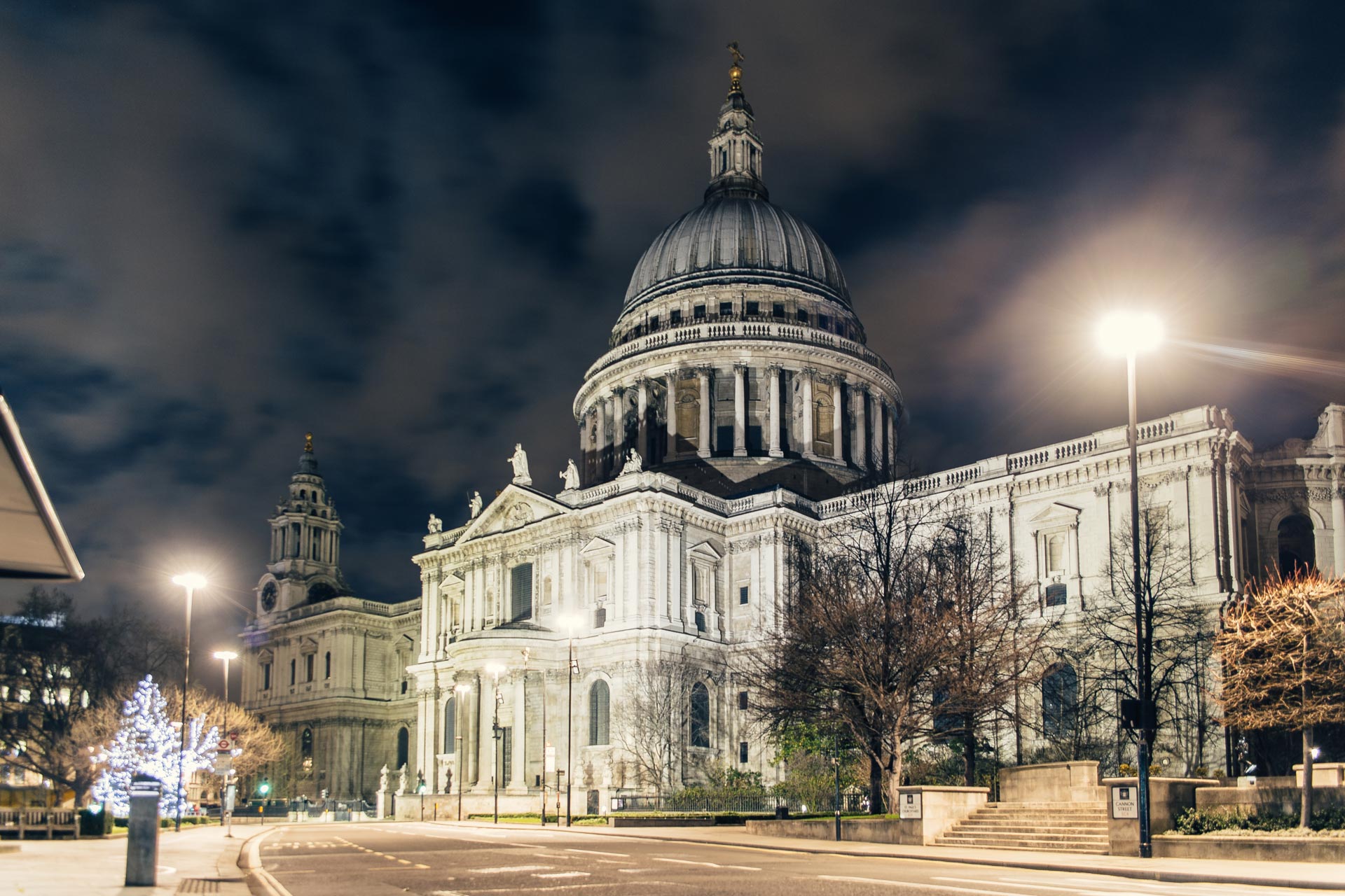 St paul s cathedral is situated