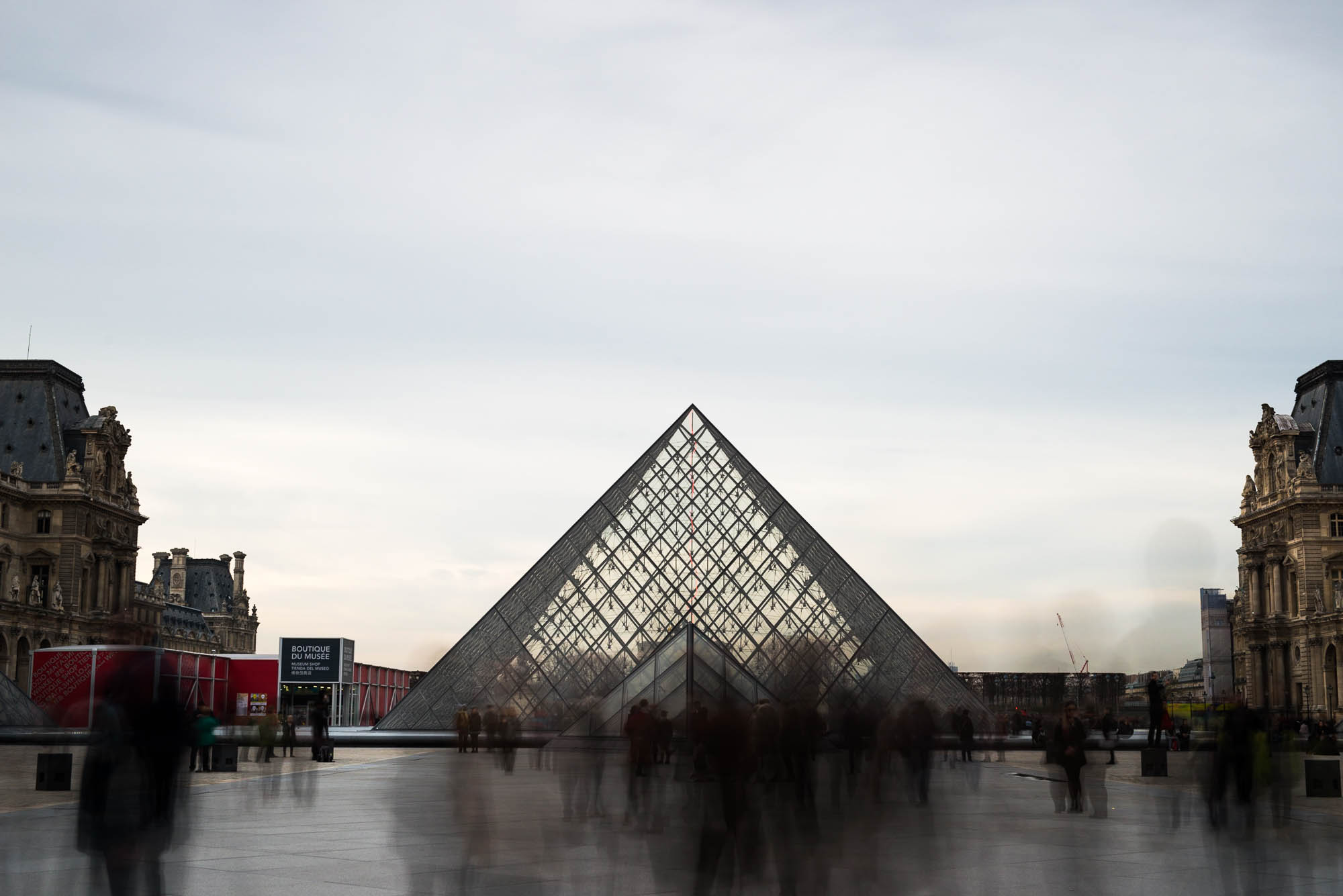 Le Louvre en pose longue - filtre Nisi AR ND 1000 - 45mm, 13s, f/9, ISO 100 - © Leo Piastra