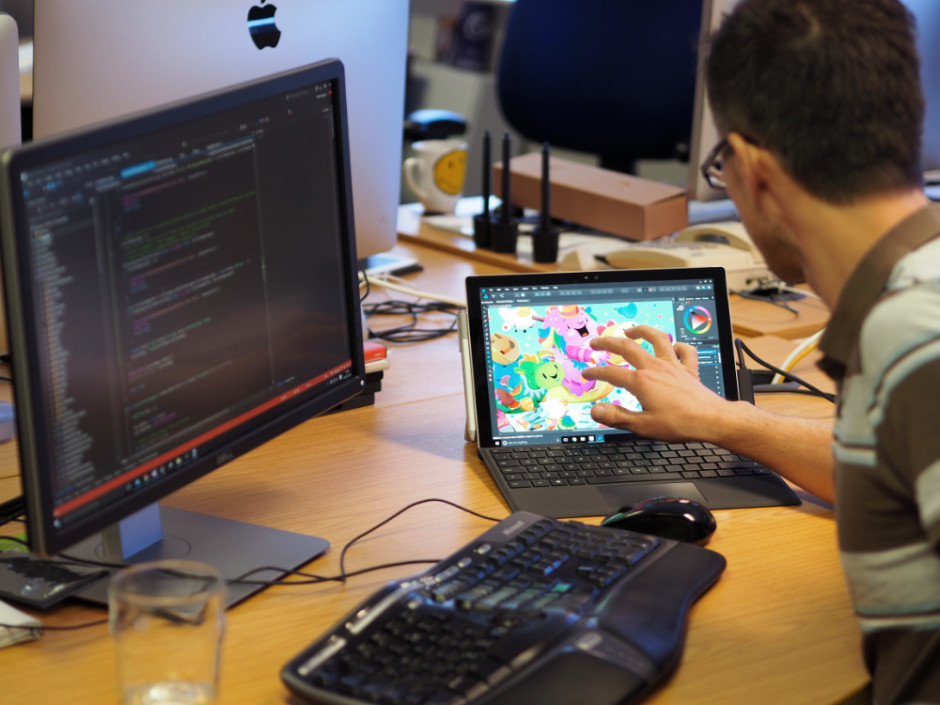Mark Ingram, responsable du développement Windows, utilise Affinity Designer sur Microsoft Surface