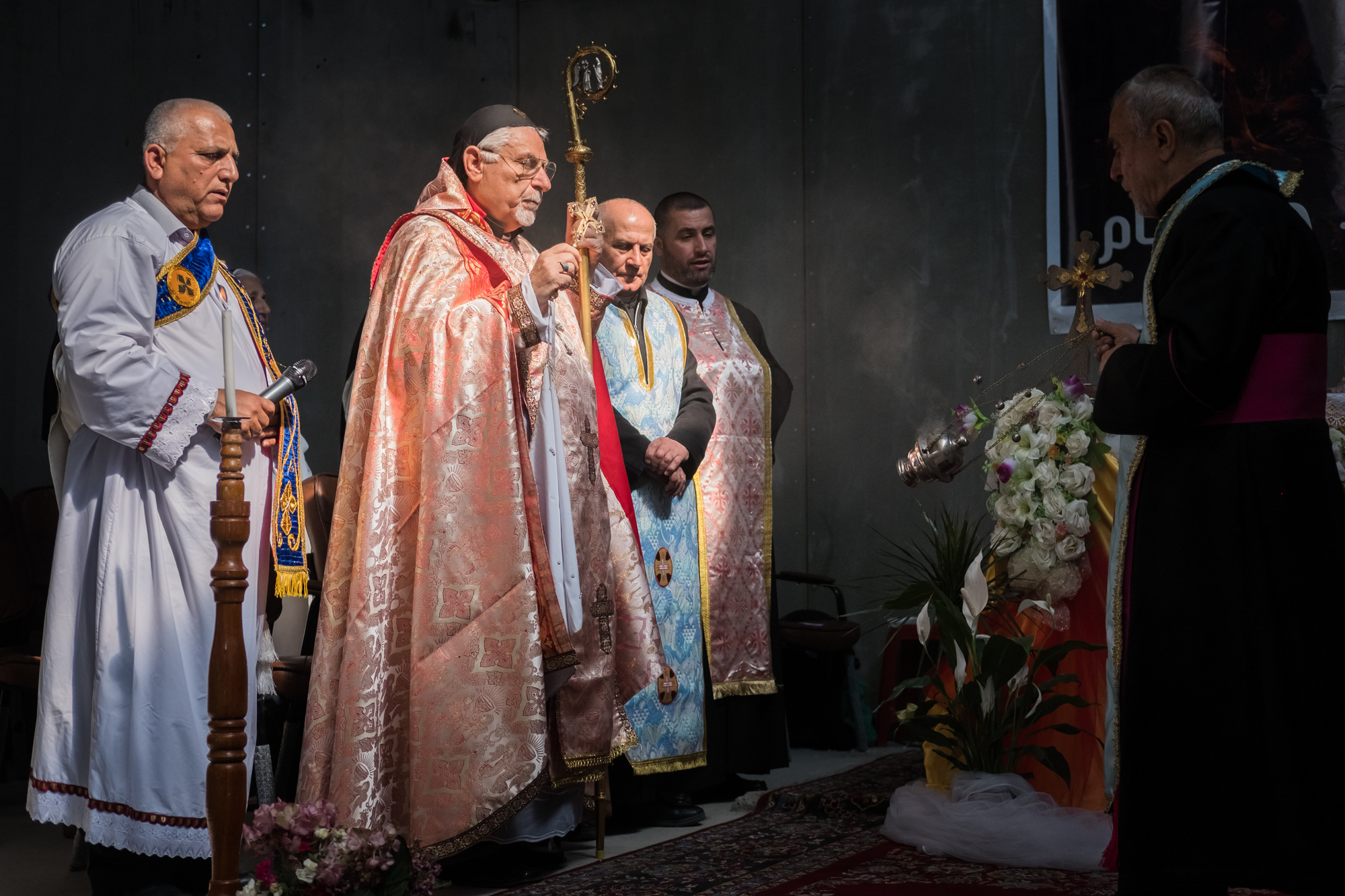 19 avril 2016 : Inauguration et messe de l'église de Mar Shmony - construite pour les chrétiens réfugiés d'Erbil - célébrée par Monseigneur Yohanna Petros MOUCHÉ, archevêque catholique syriaque de Mossoul. Ankawa, Erbil, Kurdistan irakien, Irak - © Jean-Matthieu Gautier - X-Pro 2 - XF 35mm f/2 WR à f/2.8 - 1/5800 - ISO 400