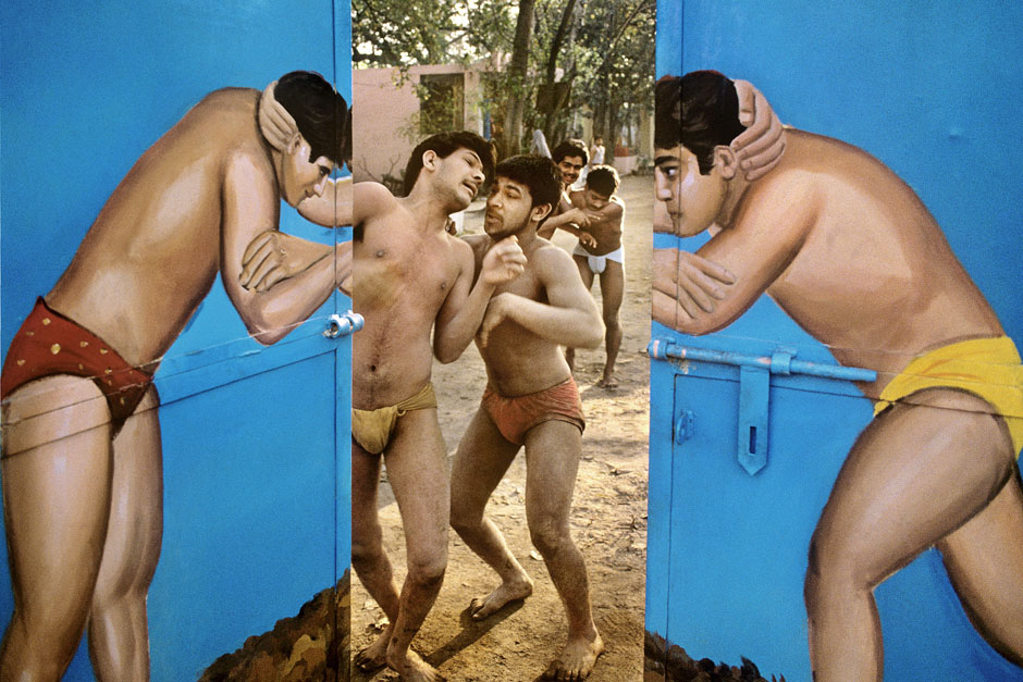 INDIA. Delhi. Wrestlers through the painted gate, Paharganj, 1988 © Raghu Rai