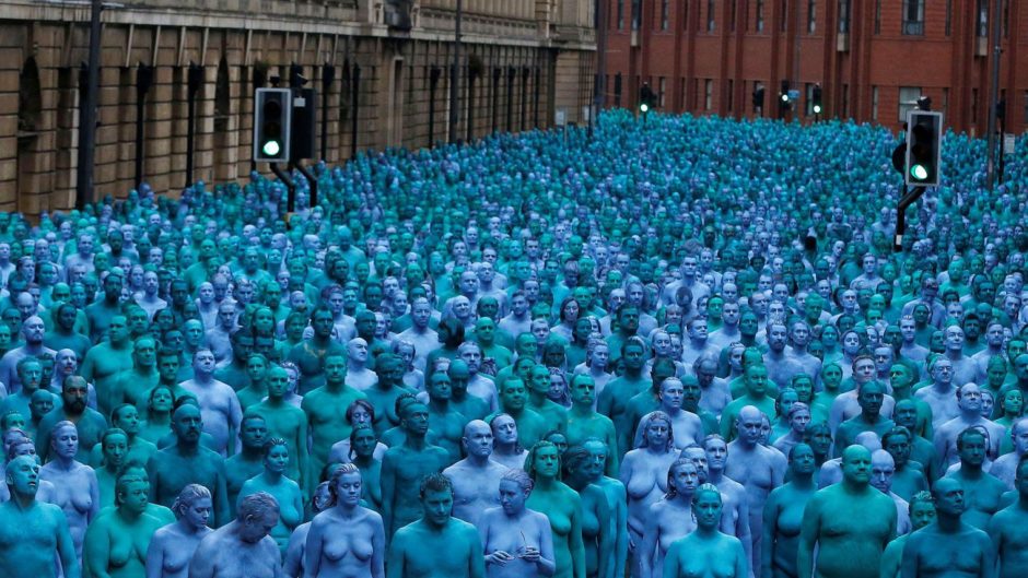 Spencer Tunick Nude-models-prepare-to-pose-for-a-photograph-by-u-s-artist-spencer-tunick-for-a-project-titled-sea-of-hull-in-hull_5634519-940x529