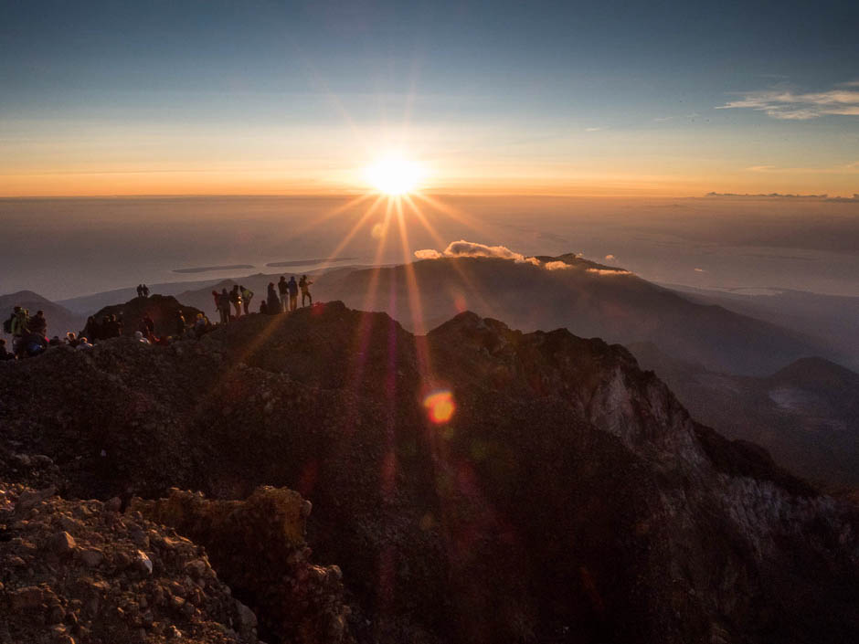 Photo prise au lever du soleil en haut d'une montagne en Indonésie. Pour être sur d'avoir une vitesse suffisamment rapide (1/60s et j'étais à 12mm sur un capteur Micro 4/3) j'ai augmenté les ISO à 1000.