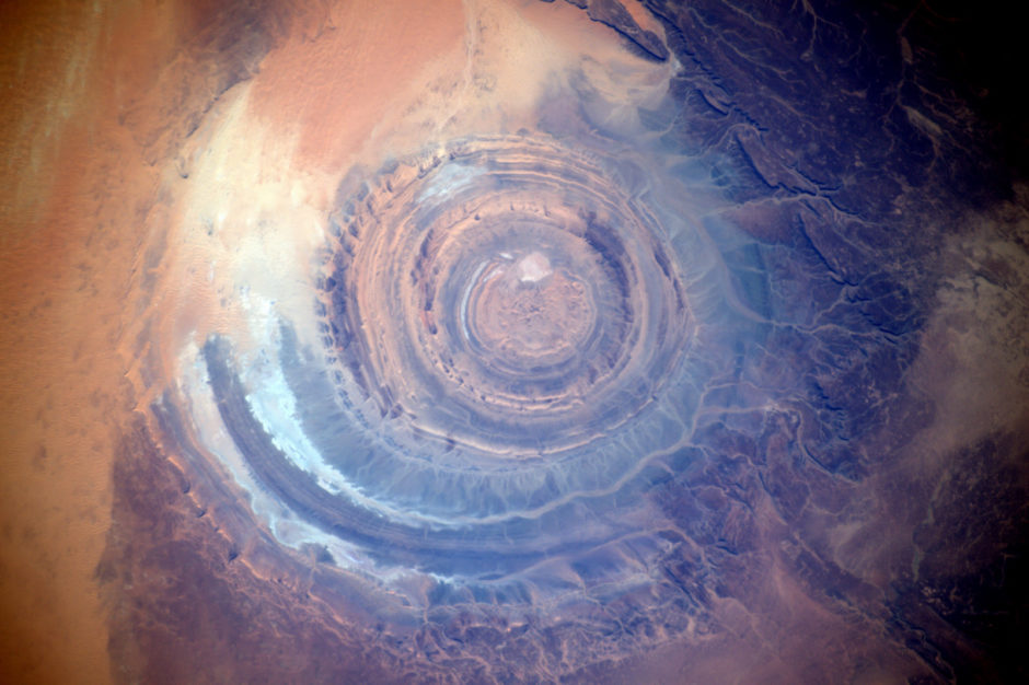 © Thomas Pesquet, ESA/NASA - "L’œil de l’Afrique (ou structure de Richat), en Mauritanie, dans le désert du Sahara [...] On a d’abord pensé qu’il s’agissait d’un impact de météorite, mais les scientifiques penchent désormais pour une longue érosion" (Flickr)