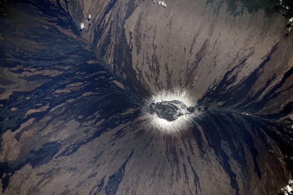 © Thomas Pesquet, ESA/NASA - "Vous vous êtes peut-être déjà demandé à quoi ressemblait le cratère d’un volcan actif… Voilà ce que cela donne depuis l’espace ! Le Mauna-Loa (à Hawaï) a de la neige au sommet et des coulées de lave très identifiables sur ses pentes" (Flickr)