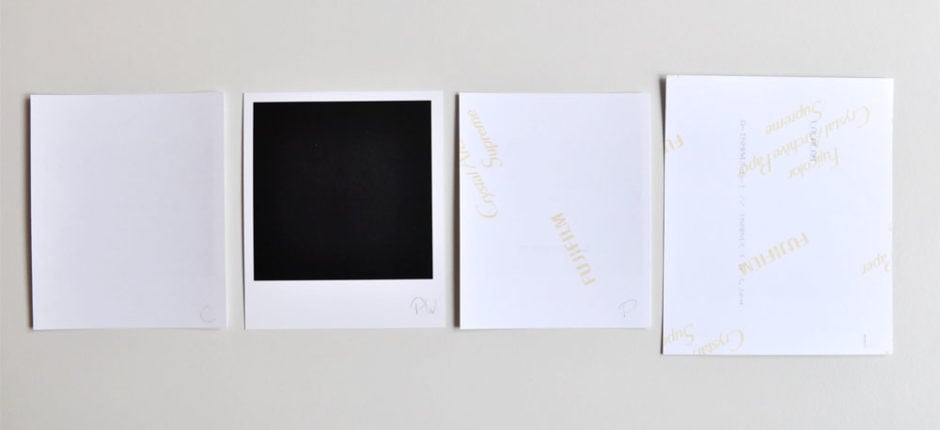 印刷品的背面：Cheerz的銀紙是無品牌的； Photoweb的含有L的黑色設置