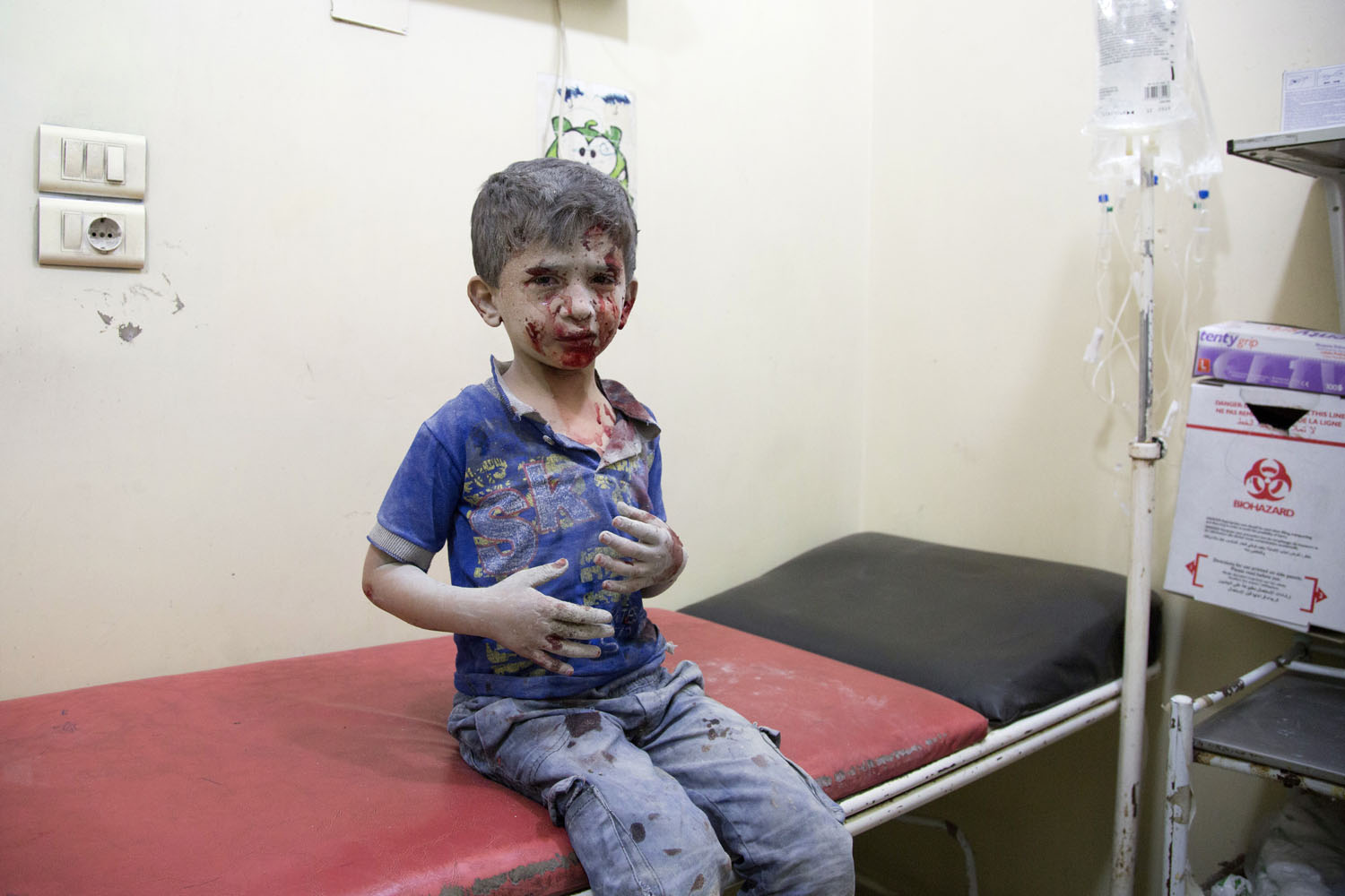 © Karam Al-Masria - AFP PHOTO - Voici un exemple de photo de conflit que Marina doit inspecter et éditer régulièrement. C'est le portrait d'un enfant syrien, attendant d'être pris en charge dans un hôpital de fortune, après avoir subi les bombardements russes et syriens des quartiers est d'Alep défendus par les rebelles le 24 septembre 2016.