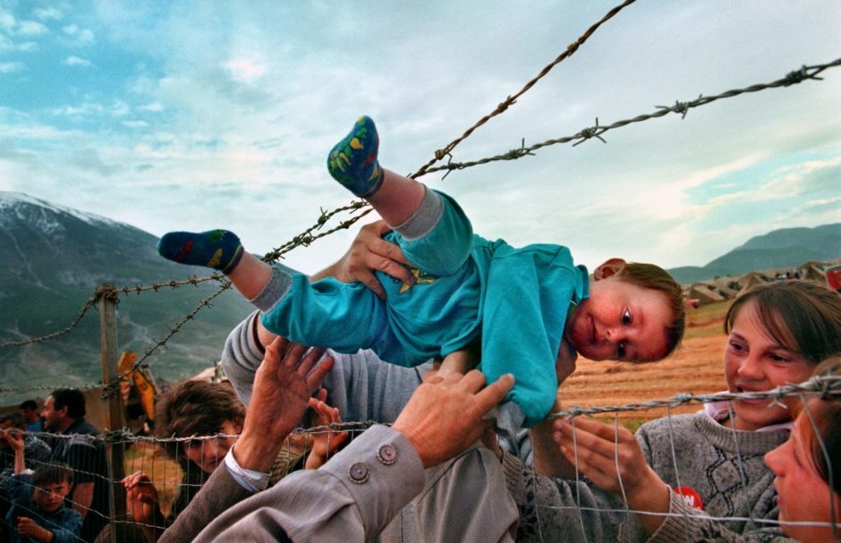 © Carol Guzy - Guerre du Kosovo - Camp de réfugiés sur la frontière Albanie-Kosovo - 3 mars 1999