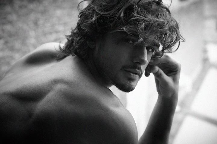 Marlon Teixeira n'a donc pas du tout suivi l'article : on ne regarde pas, on ne fait pas le beau gosse et on n'utilise pas le noir et blanc. C'est pas compliqué ! (© Nicolas Valois)