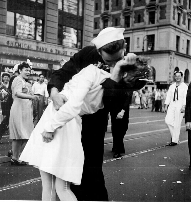 © Victor Jorgensen : Un autre photographe, Victor Jorgensen, a immortalisé la même scène qu'Alfred Eisenstaedt. Sa photo montre moins l'arrière-plan et sa composition n'offre pas la vue de l'intersection et sa profondeur. Elle sera publiée dans le New-York Times le lendemain de la prise avec la légende "Kissing the War Goodbye".