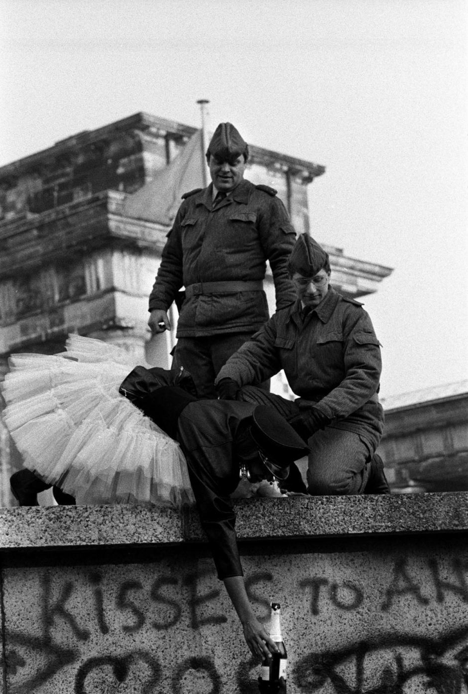 © Stanley Greene - "Kisses to all" - Mur de Berlin, Novembre 1989