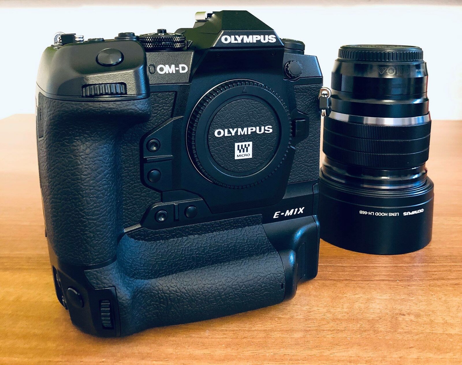 OMD EM1X Olympus tease son nouvel appareil photo hybride professionnel — free download