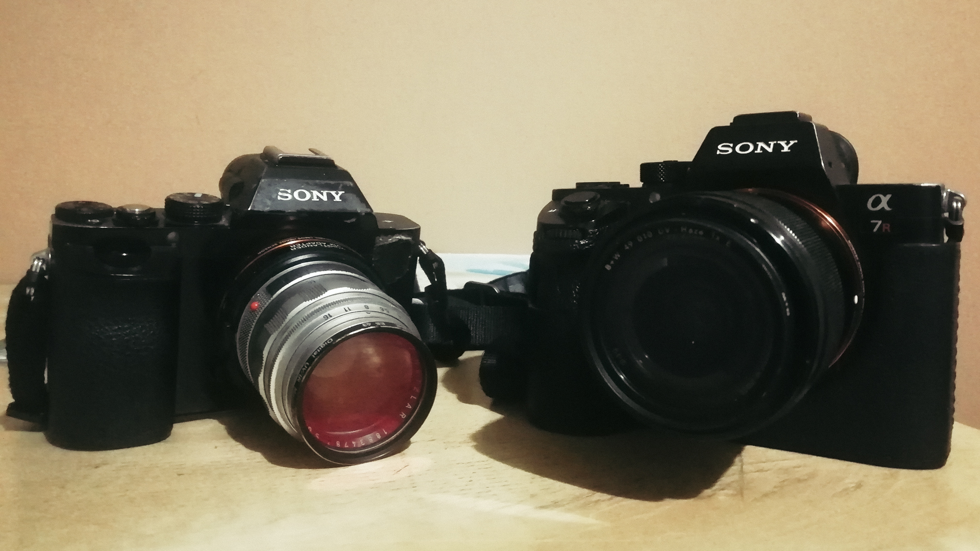 Mes 2 boitiers Sony A7 - l'un avec l'optique 28mm de Sony et l'autre avec un 50mm Summilux de… Leica